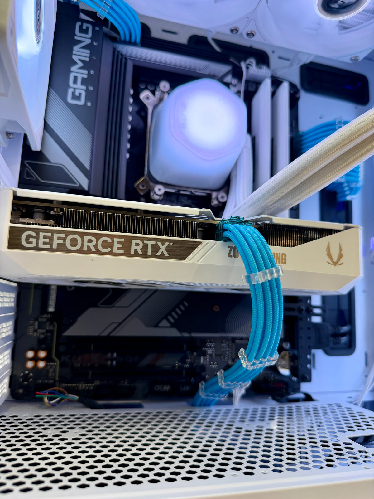 Ready-To-Ship: AMD Ryzen 7 7800X3D w/GeForce RTX 5060 Ti 16GB White Edition